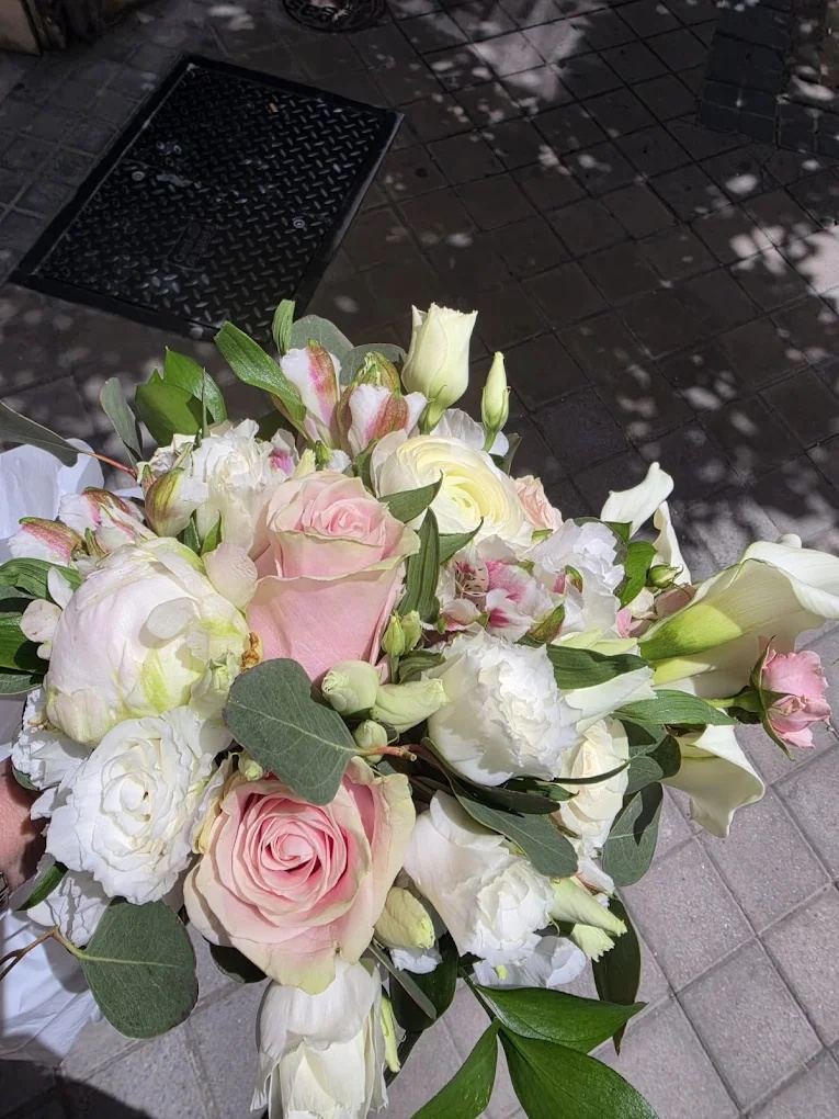 Ramo de novia de rosas blancas y empolvadas, calas y lisianthus — bodas en Madrid