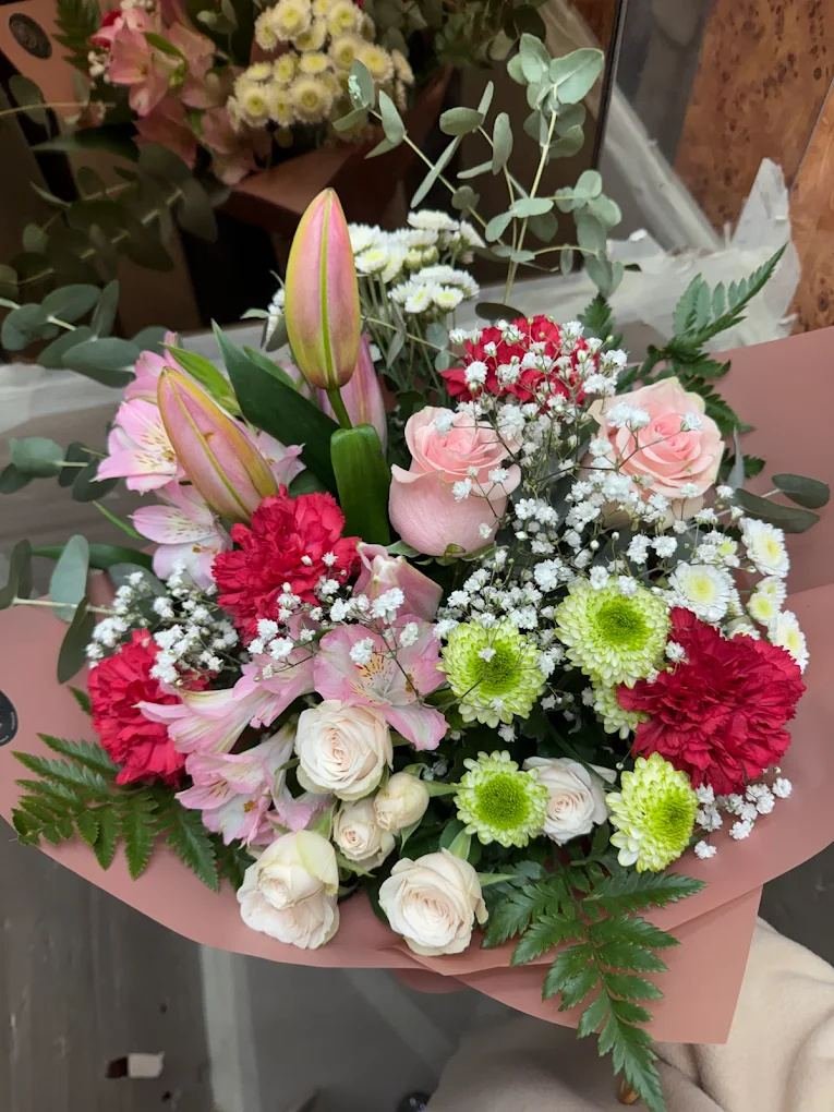 Ramo de rosas, lirios rosas y paniculata envuelto para regalo — Atelier de Flores IDEM