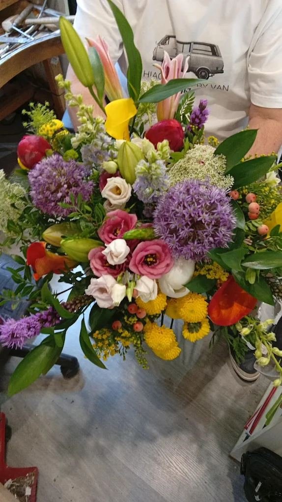 Ramo silvestre con lisianthus, allium, calas y liatris recién preparado